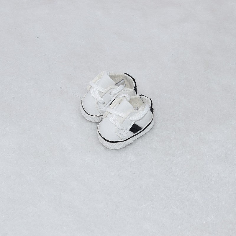 Zapatillas blancas con detalles negros para muñecos Labubu de 17CM, accesorios ideales para juegos de vestir y colección.