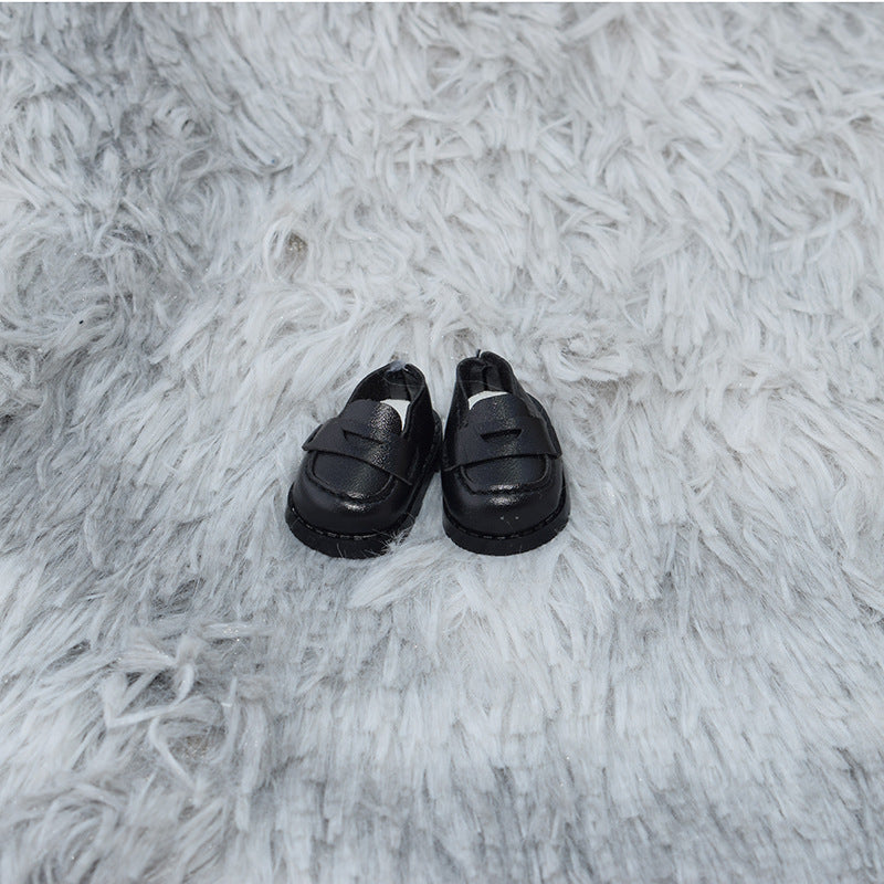 Zapatos tipo mocasín negros sobre alfombra gris para muñecos Labubu de 17CM, parte de la colección de accesorios de moda.