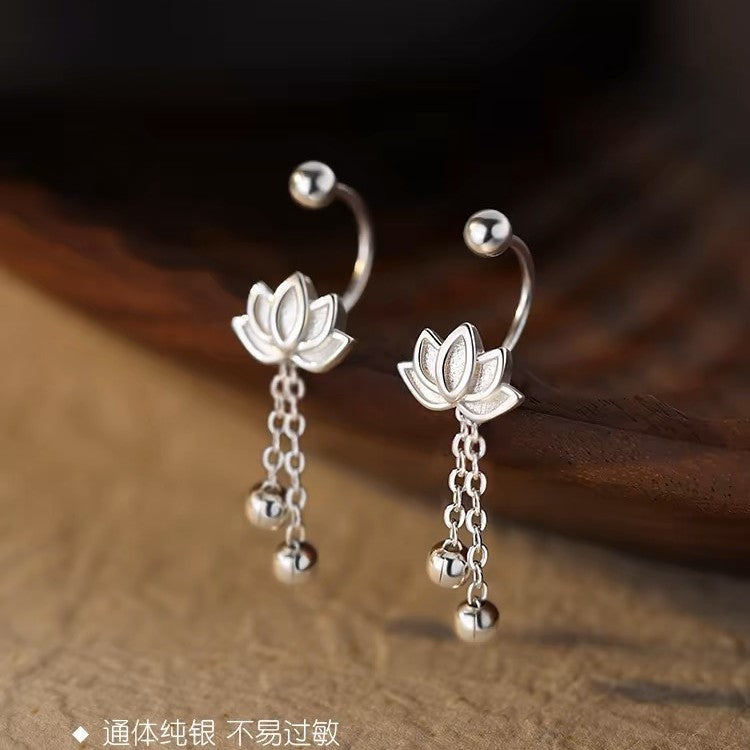 Aretes con Flor de Loto de Plata Pura S999: Diseño tipo Huggie con Cierre de Rosca