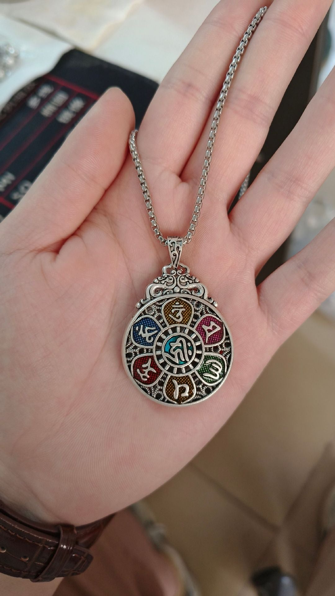 Collar de diseño minimalista chino: colgante de esmalte de colores con mantra de seis palabras