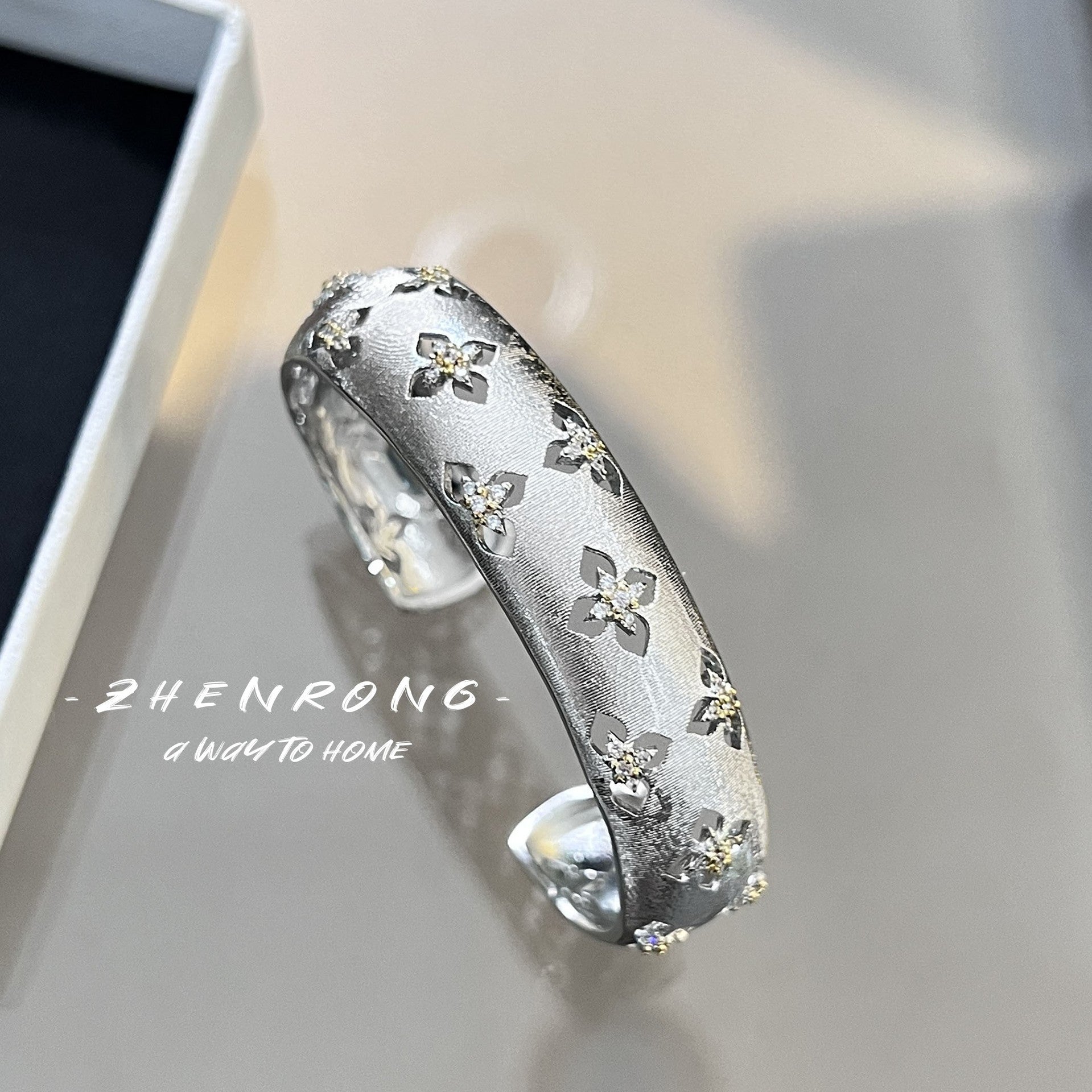 Set de Joyería para Mujer: Anillo, Pendientes, Collar y Pulsera - Calado Dorado o Plateado