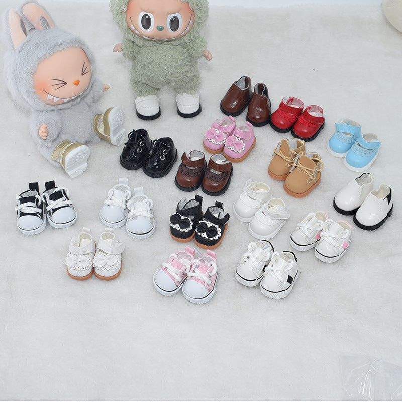 Colección de zapatos Labubu con llaveros de 17CM en varios estilos y colores para muñecos, ideal para juegos y coleccionistas infantiles.