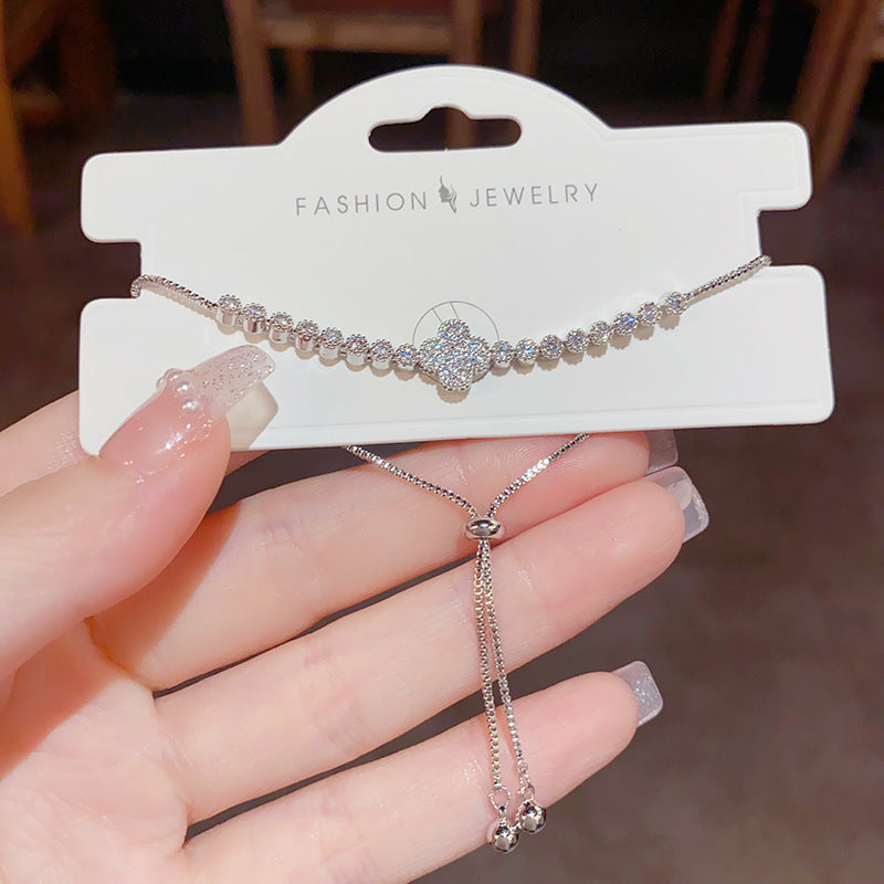 Pulsera de cuatro hojas de zirconia brillante: diseño minimalista y elegante, perfecta para cualquier ocasión