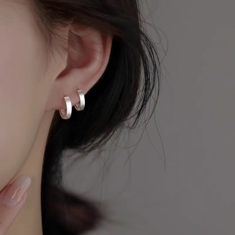 Candongas de Plata Pura 999 – Diseño Retro con Acabado Mate Unisex