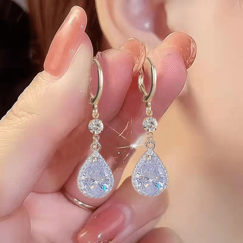 Aretes de Gota Medianos Elegantes con Dije en Cristal Brillante – Accesorio para Cóctel