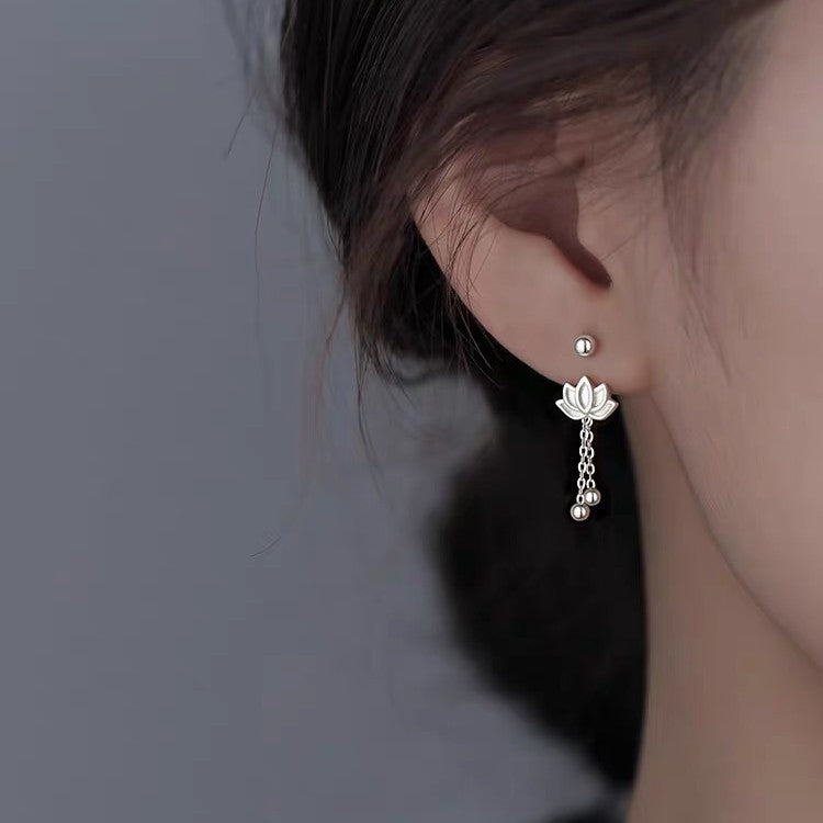 Aretes con Flor de Loto de Plata Pura S999: Diseño tipo Huggie con Cierre de Rosca