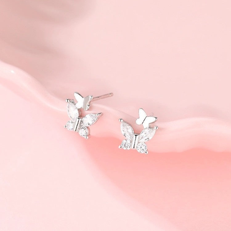 Aretes Botón de Plata para Niña – Diseño de Mariposa con Zirconia