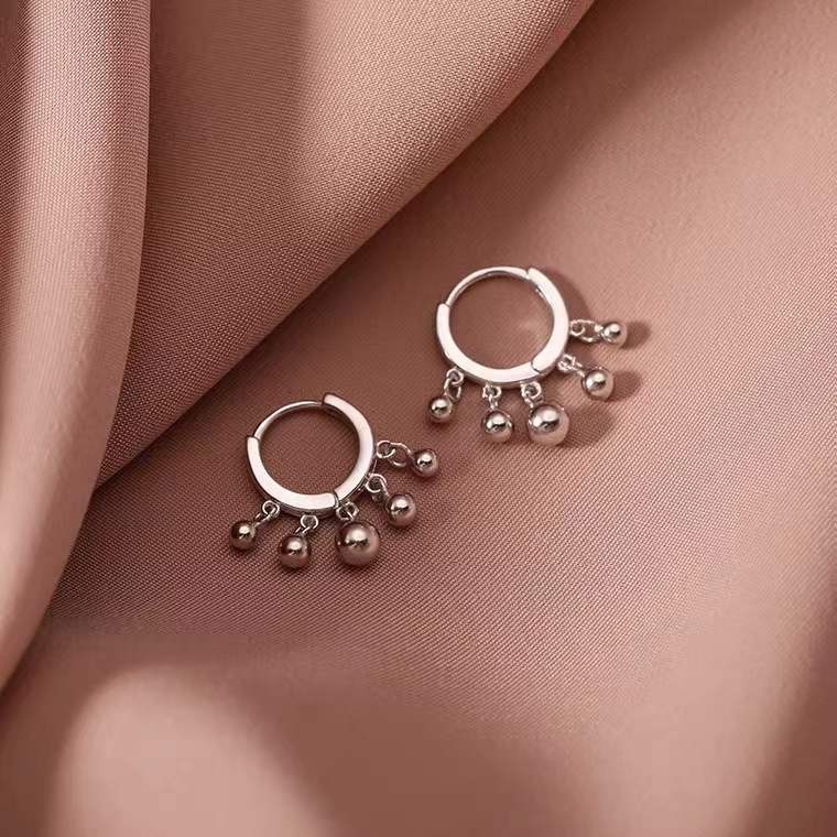 Candongas de Plata 925 con Esferas Colgantes – Estilo Moderno y Cierre Bisagra