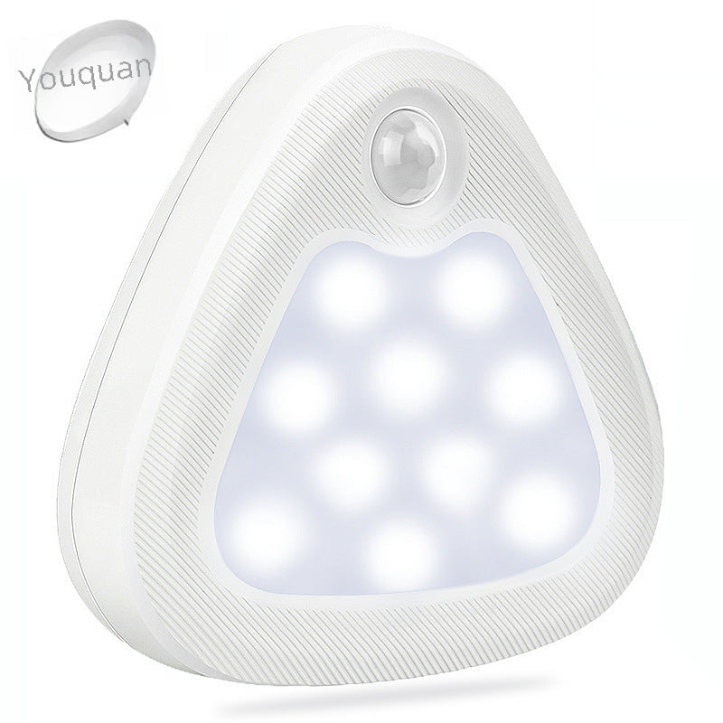 Luz LED nocturna con sensor de movimiento instalada en un pasillo oscuro