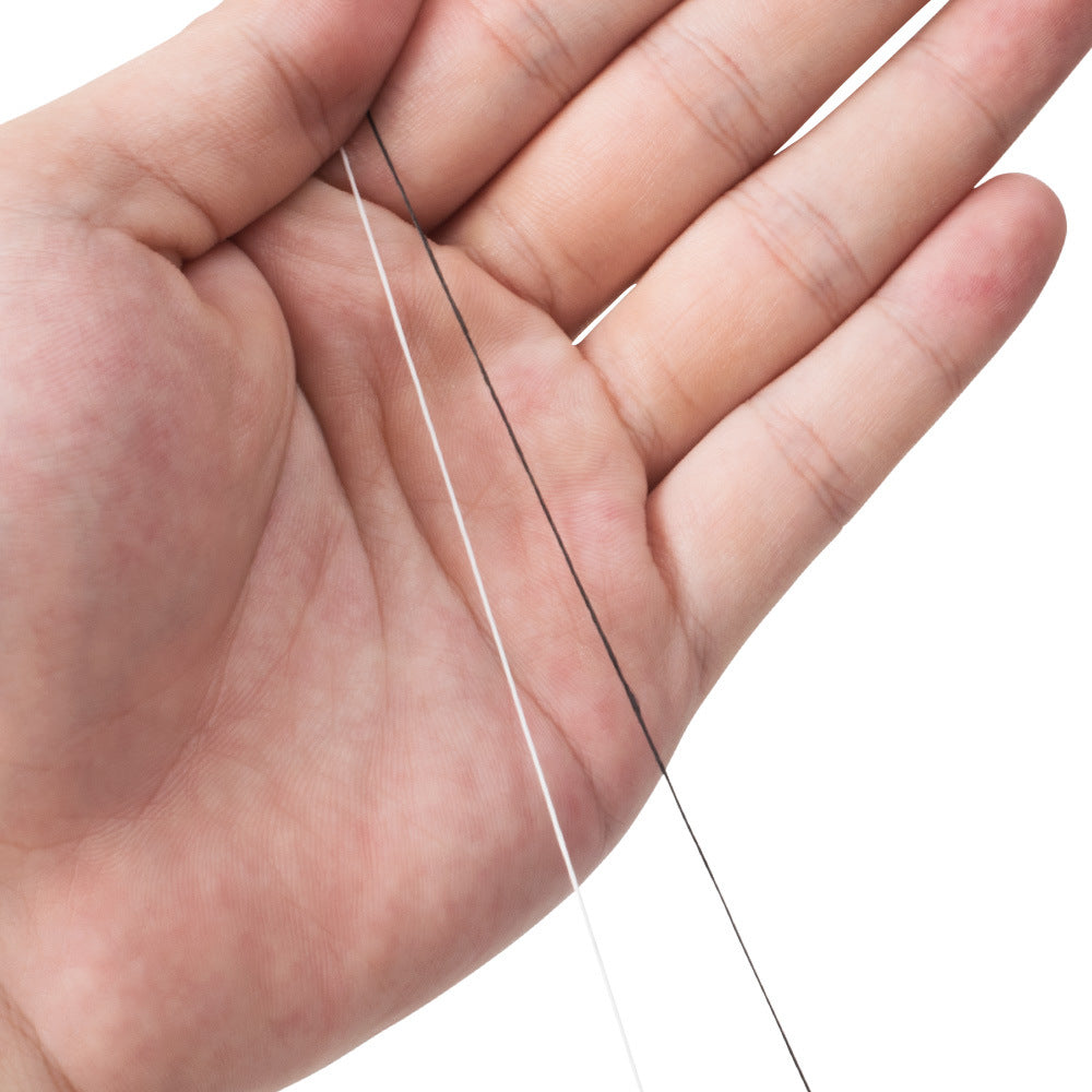 Hilos blanco y negro del Trazador de Cejas con Mapas y Linterna sobre la mano, ideales para maquillaje y tatuaje de cejas detallado.