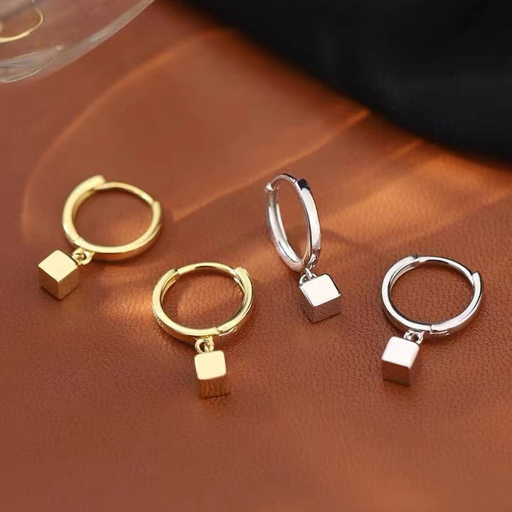 Aros de Plata 925 con Dije de Cubo – Estilo Minimalista y Cierre Click