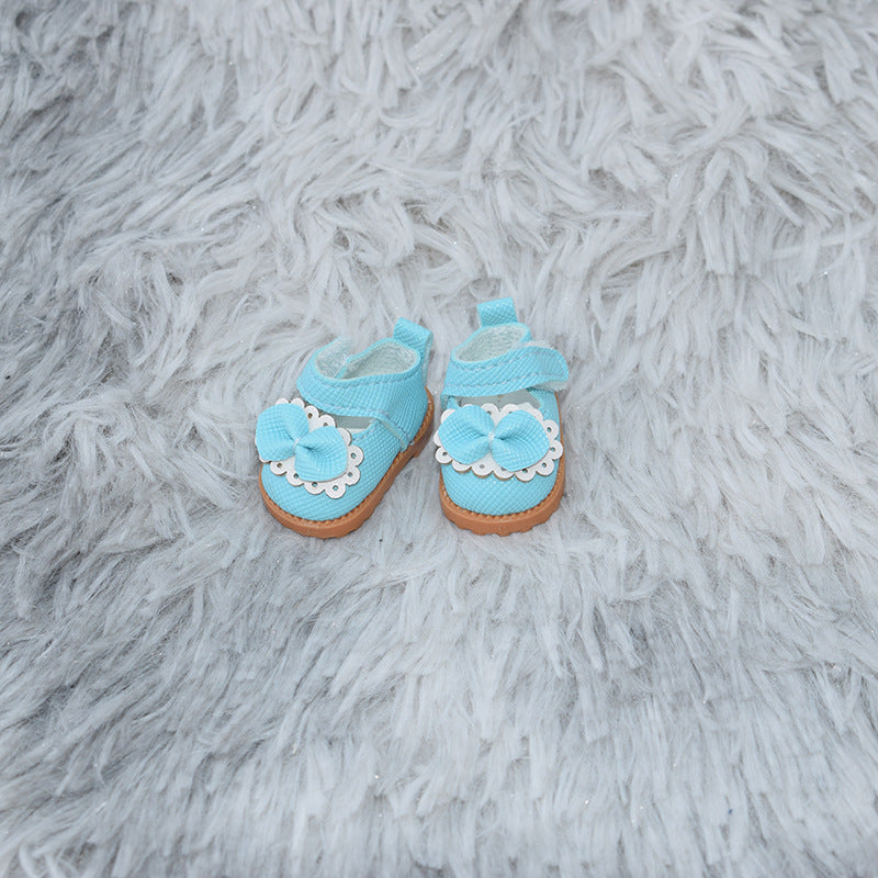 Zapatos celestes con lazo decorativo para muñecos Labubu de 17CM, parte de la colección de calzado para muñecos y figuras.
