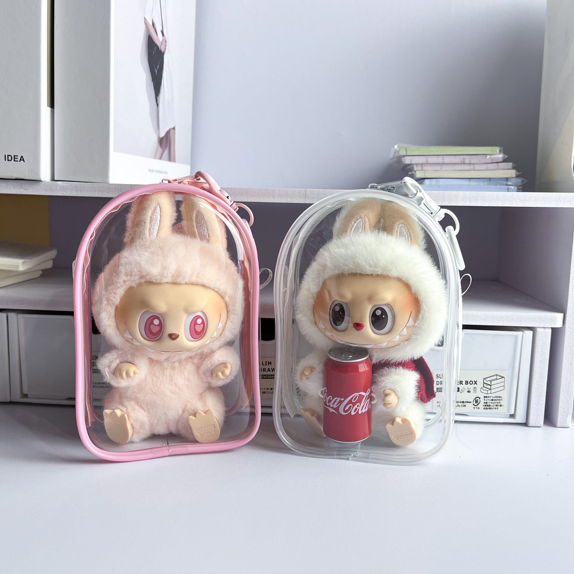 Estuches PVC antipolvo para figuras Labubu Have a Seat de 15 cm, en rosa y transparente, ideales para proteger juguetes de colección.