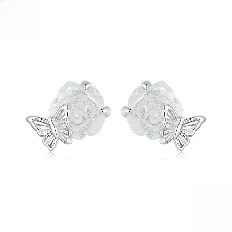 Aretes botón de plata 925 con diseño de rosa y mariposa

