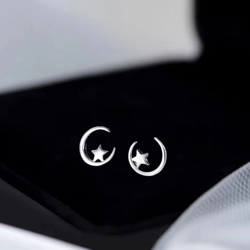 Pendientes de estrellas y luna en plata S925: Diseño minimalista, ligero y elegante, perfectos para cualquier ocasión