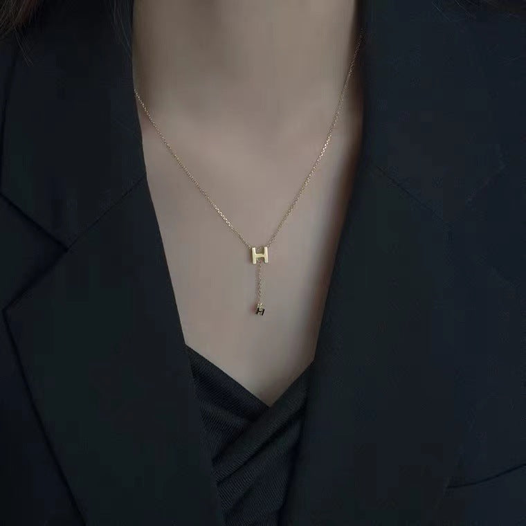 Collar con Letra H en Plata 925 – Diseño Corto para Mujer