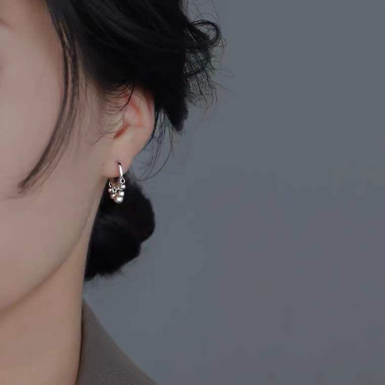 Candongas de Plata 925 con Esferas Colgantes – Estilo Moderno y Cierre Bisagra