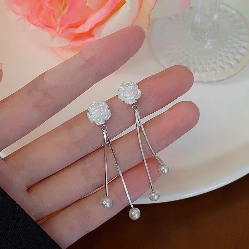 Pendientes Largos de Flor Blanca en Plata 925 – Estilo Borlas con Perlas Elegantes