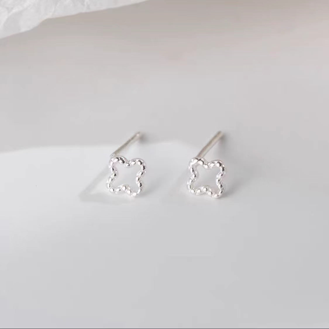 Pendientes de Botón Siluetas Geométricas en Plata Pura S999 – Diseño Minimalista y Elegante