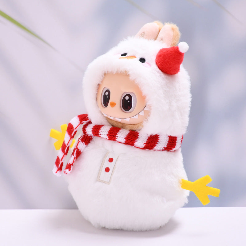 Accesorio navideño para muñeco Labubu de 17 cm en forma de traje de muñeco de nieve con detalles festivos y brazos amarillos.