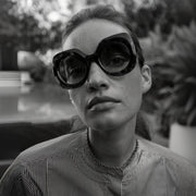 Gafas de sol oversize estilo mariposa para mujer con marco amplio y diseño moderno.