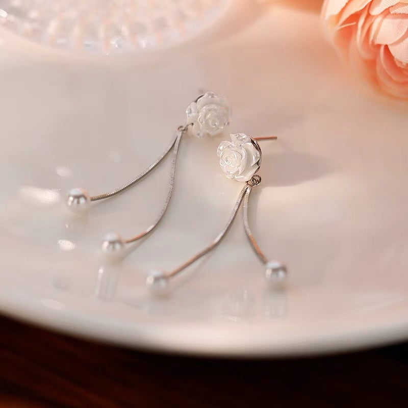 Pendientes Largos de Flor Blanca en Plata 925 – Estilo Borlas con Perlas Elegantes