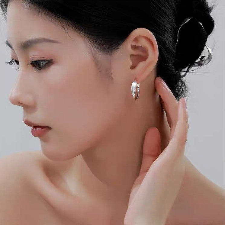 Candongas en Plata Pura S999 – Diseño Minimalista, Cierre Omega