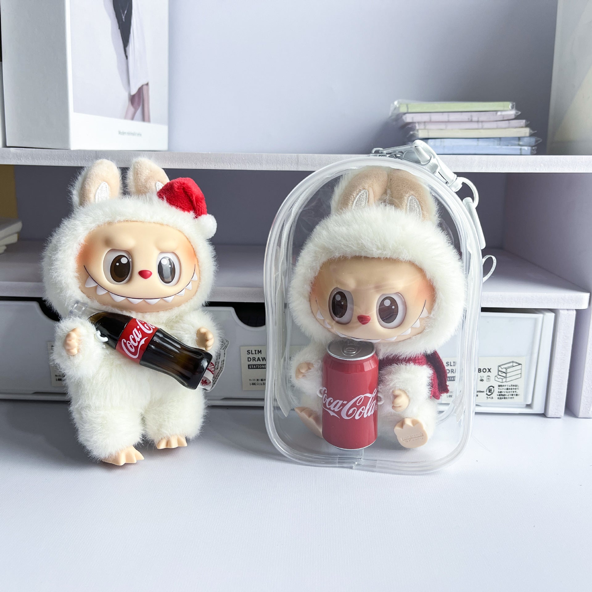 Estuche PVC antipolvo transparente con figura Labubu Have a Seat de 15 cm, ideal para coleccionistas de juguetes y accesorios.