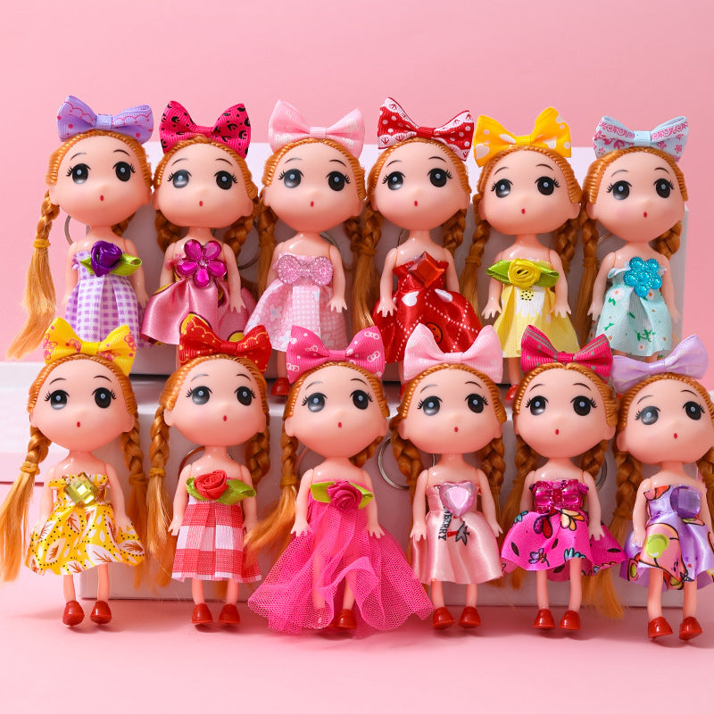 Muñeca pequeña con vestido y accesorios