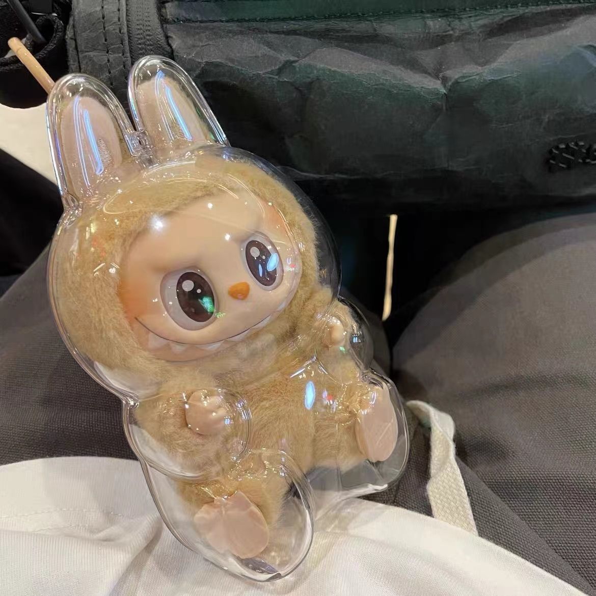 Funda Protectora Transparente Labubu Have a Seat.