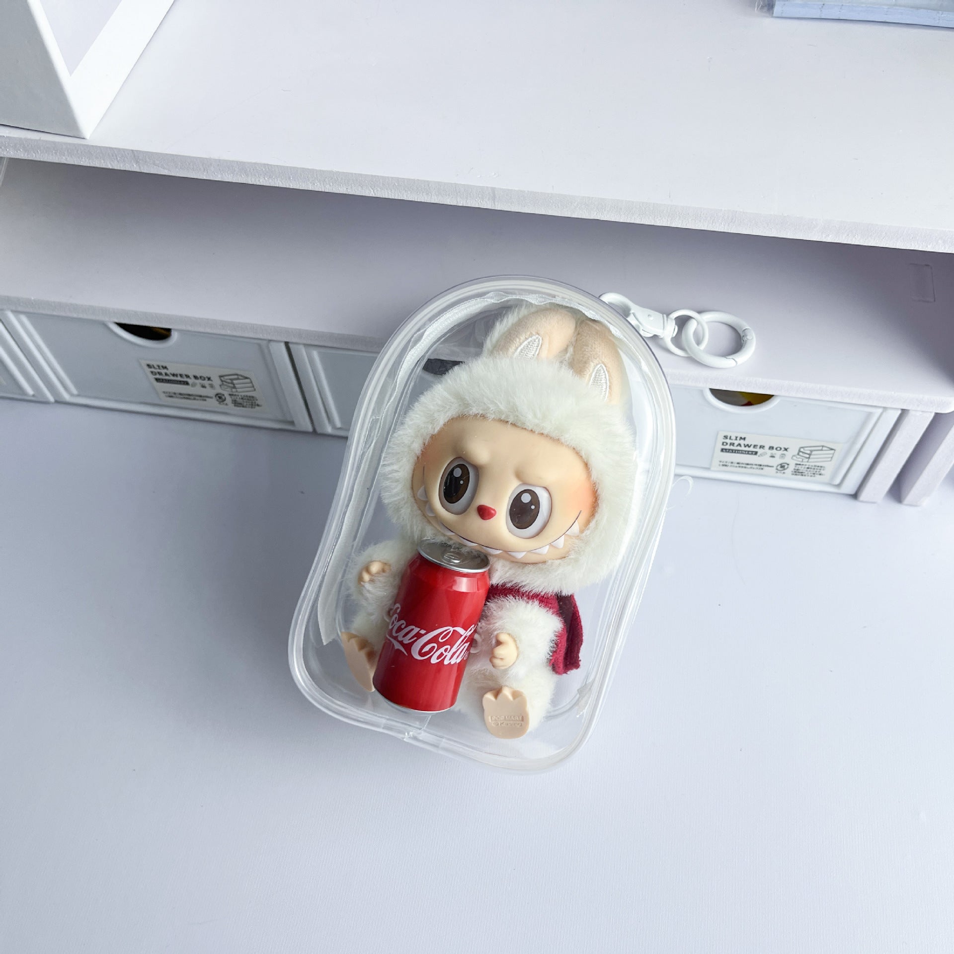 Estuche PVC antipolvo para figura Labubu Have a Seat de 15 cm con diseño navideño, ideal para almacenamiento seguro de juguetes.