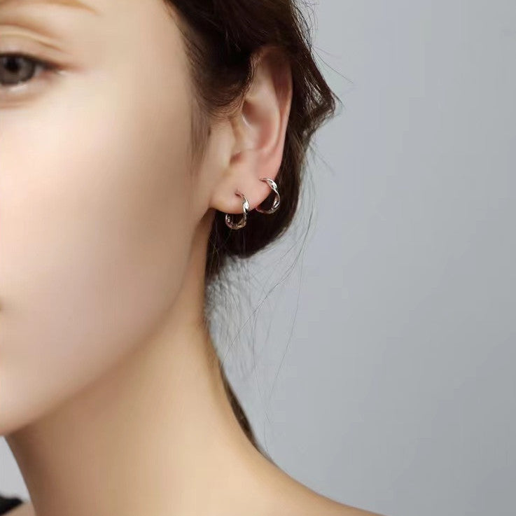 Aros Pequeños de Plata Pura con Diseño Möbius y Cierre de Click