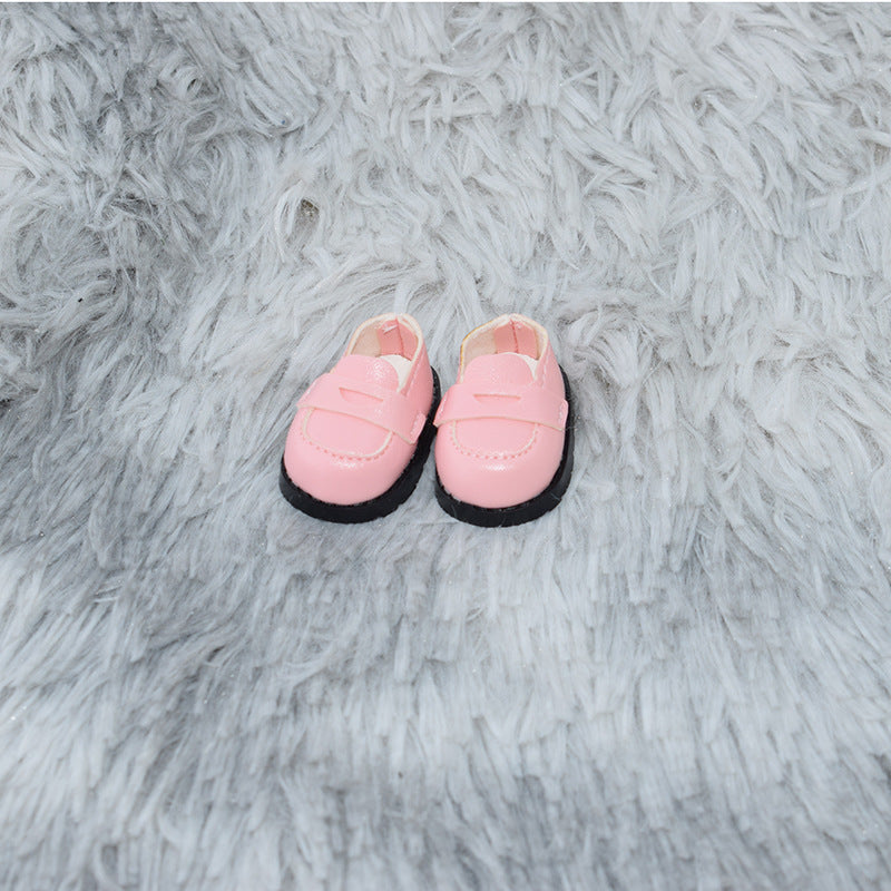 Zapatos tipo mocasín rosados sobre alfombra gris para muñecos Labubu de 17CM, accesorios adorables para figuras de juguete.
