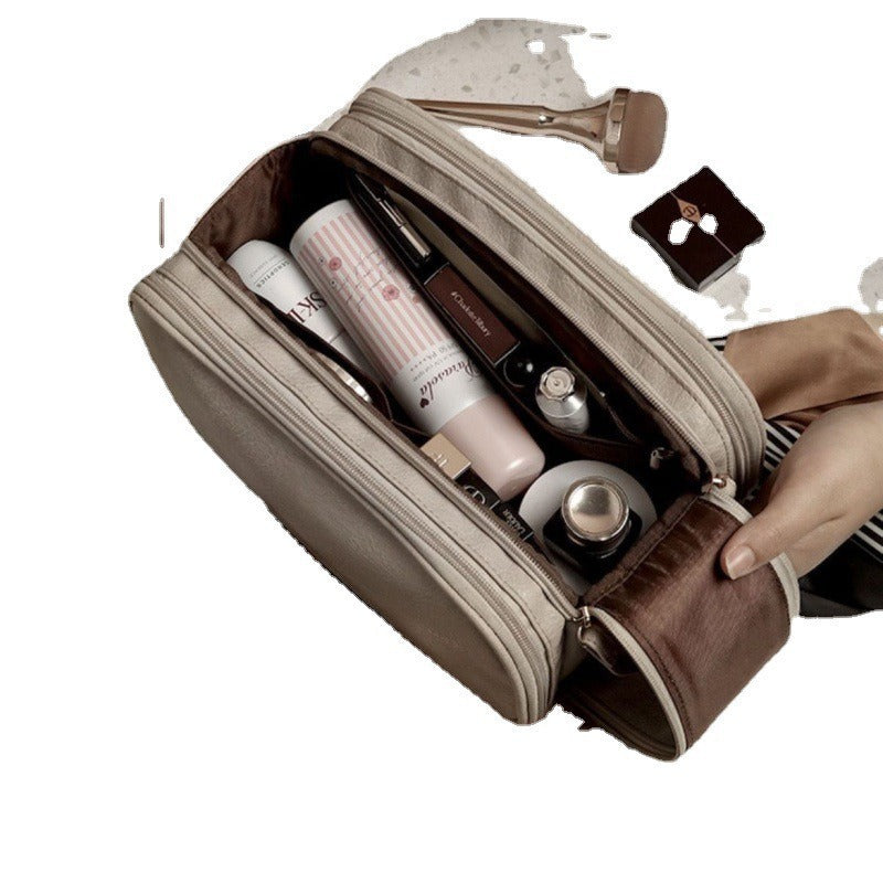 Neceser de maquillaje de PU abierto con productos organizados, muestra su gran capacidad y compartimentos funcionales.