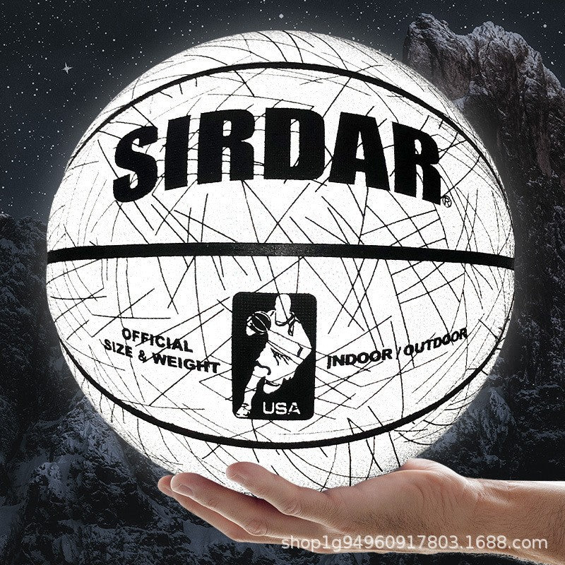 Balón de baloncesto fluorescente SIRDAR blanco con detalles reflectantes, brilla intensamente en la oscuridad tras exposición a luz.