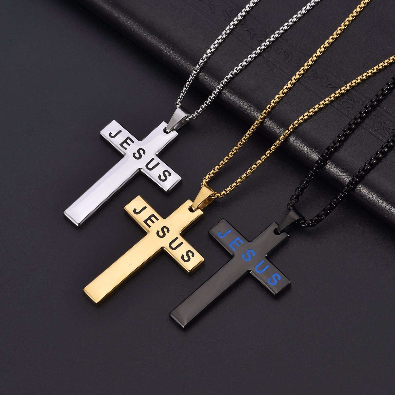 Collar de Cruz Unisex en Acero Inoxidable – Estilo Moderno con la Palabra JESUS