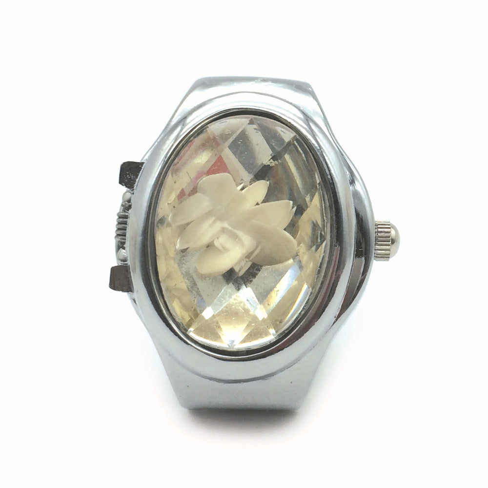 Reloj anillo con diseño floral visto desde arriba