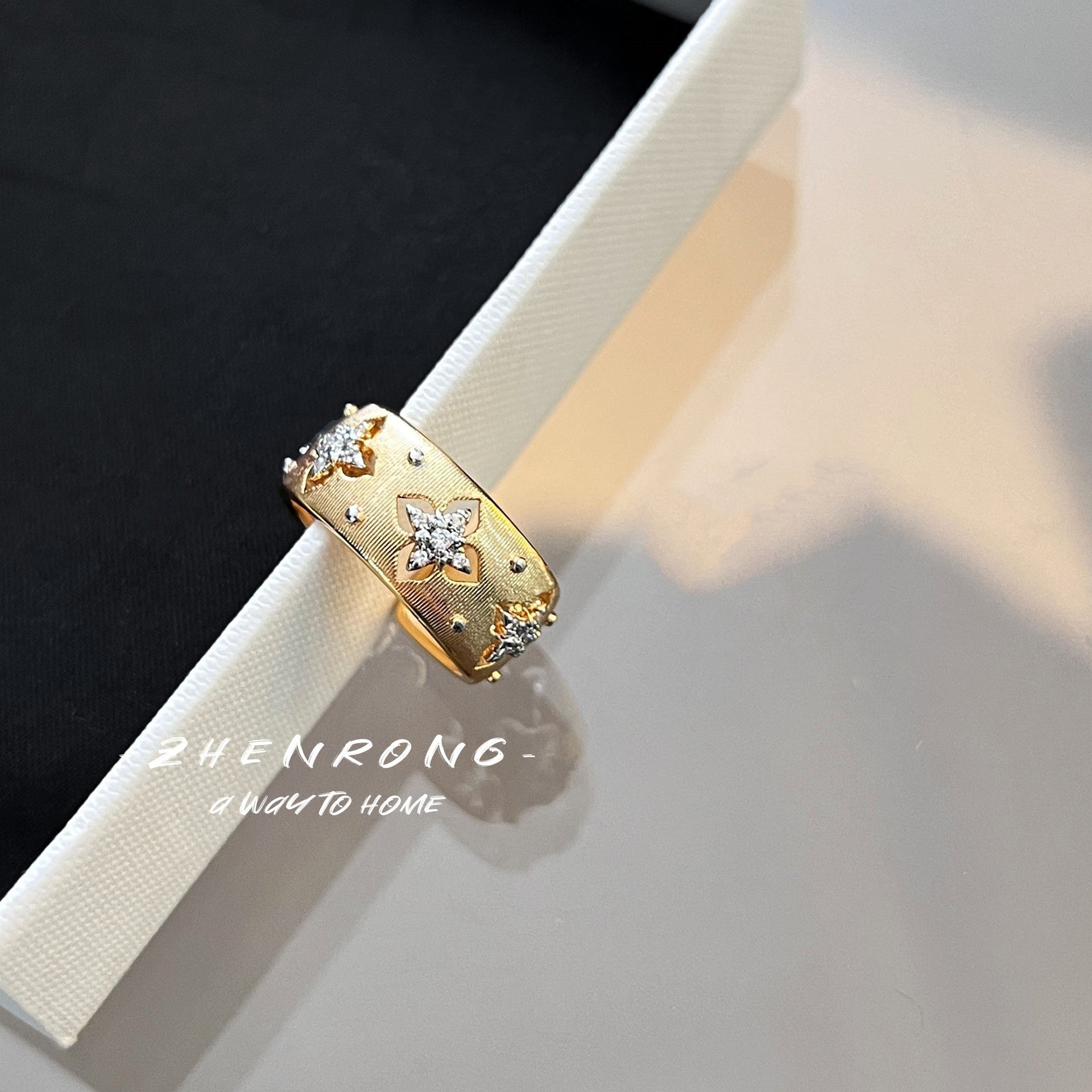 Set de Joyería para Mujer: Anillo, Pendientes, Collar y Pulsera - Calado Dorado o Plateado