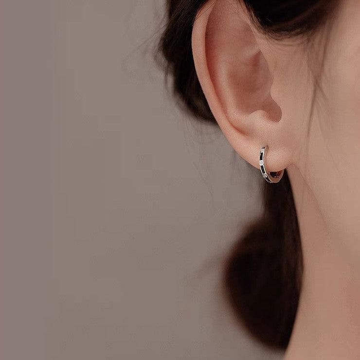 Aros Pequeños en Plata 999 – Diseño Geométrico y Contraste Negro