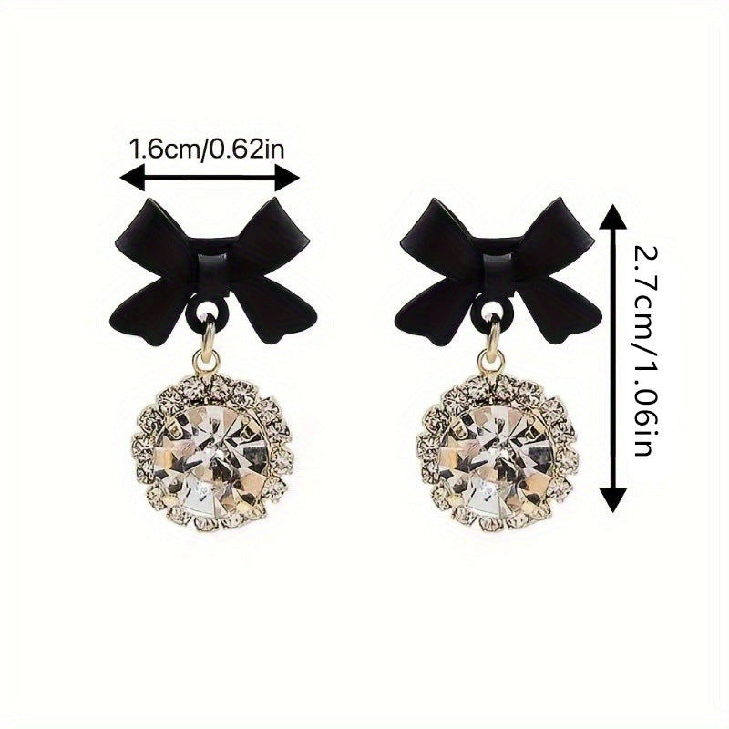 Aretes de Lazo Negro con Colgante Circular en Zirconias Brillantes