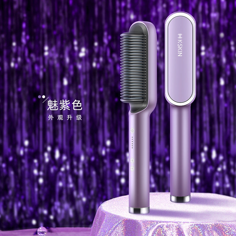 Cepillo alisador de pelo caliente iónico cerámico lila sobre fondo brillante, herramienta de belleza para alisado rápido y reducción de frizz.