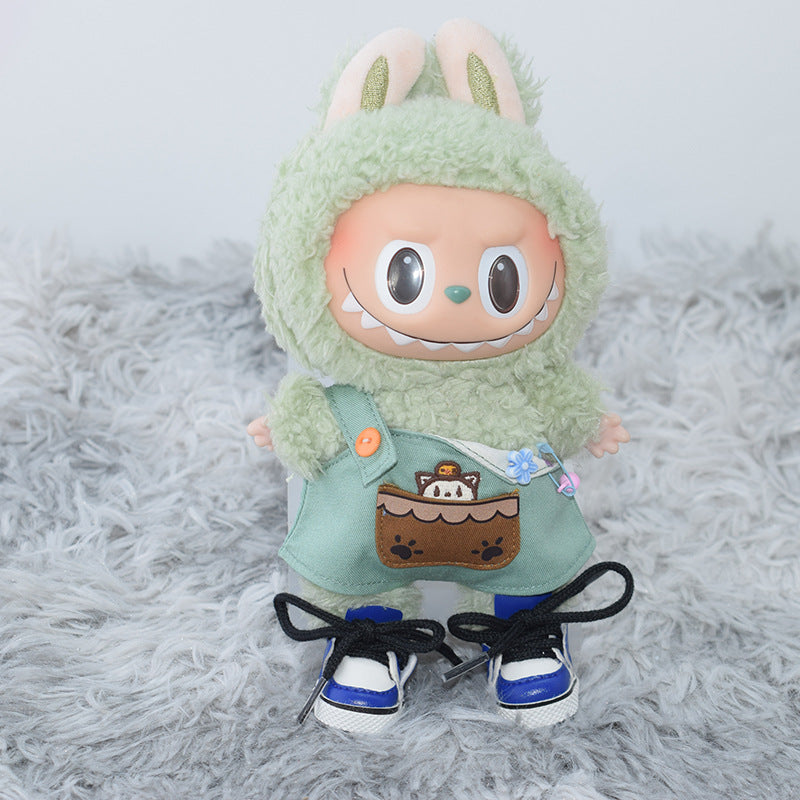 Muñeco Labubu con ropa verde y zapatos deportivos azules, parte de la colección de zapatos Labubu con llaveros de 17CM para muñecos.