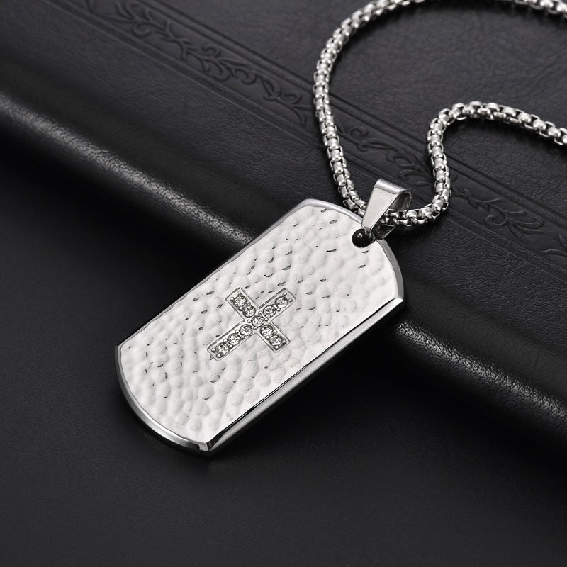 Cadena para Hombre con Placa Militar y Cruz de Zirconias – Acero Inoxidable