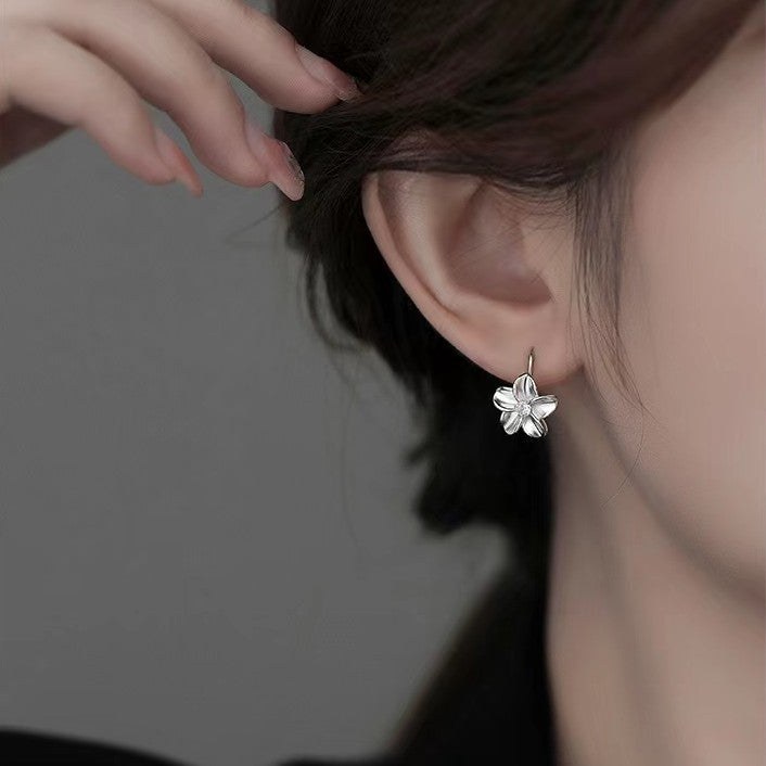 Aretes pequeños de Flor en Plata 999 con Zirconia – Elegancia para Cualquier Ocasión