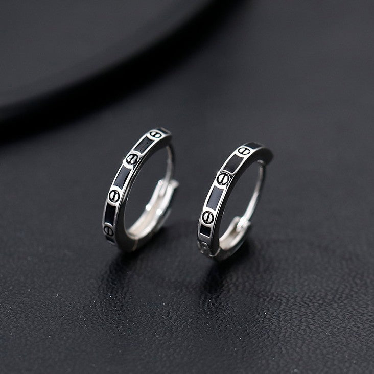 Aros Pequeños en Plata 999 – Diseño Geométrico y Contraste Negro
