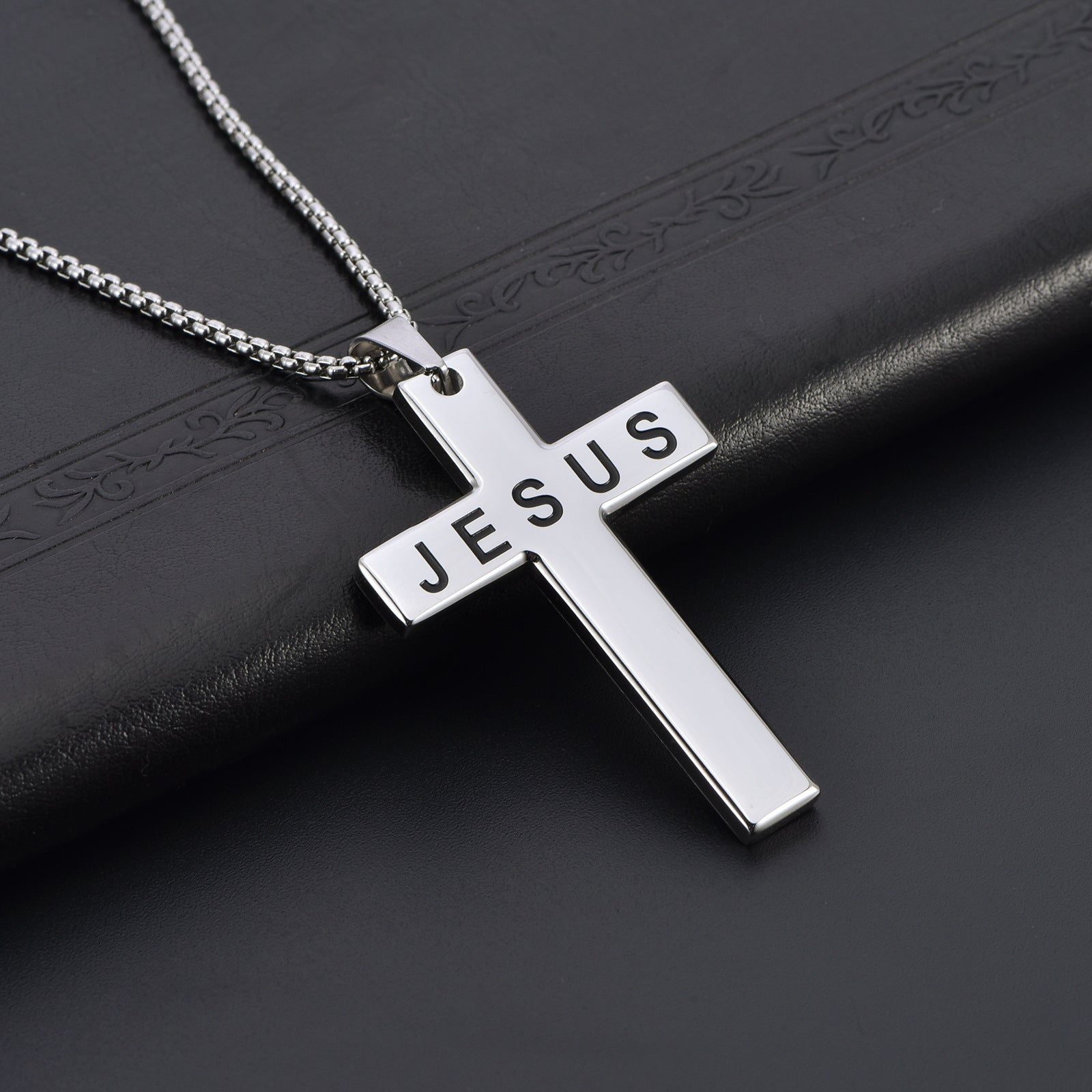 Collar de Cruz Unisex en Acero Inoxidable – Estilo Moderno con la Palabra JESUS
