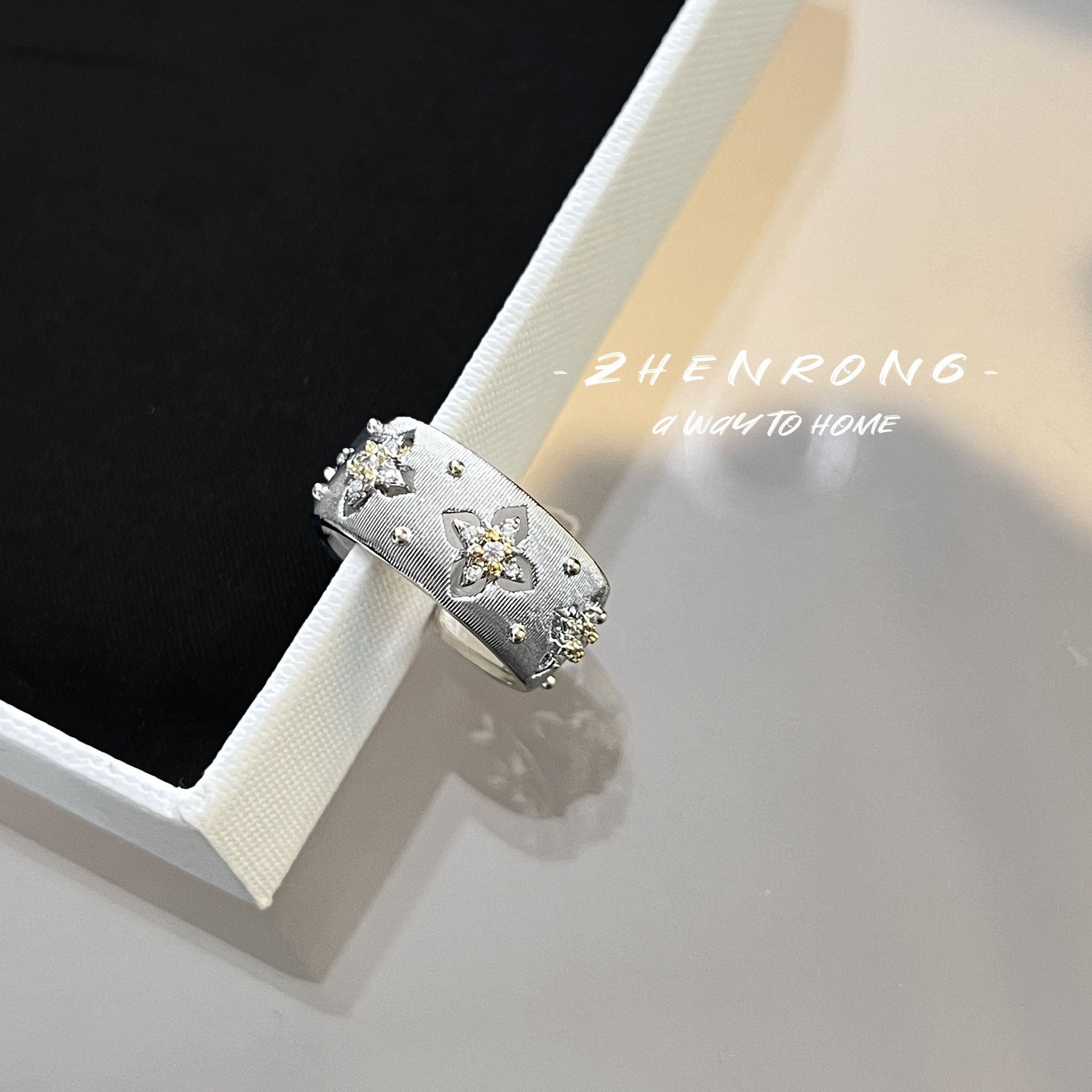 Set de Joyería para Mujer: Anillo, Pendientes, Collar y Pulsera - Calado Dorado o Plateado