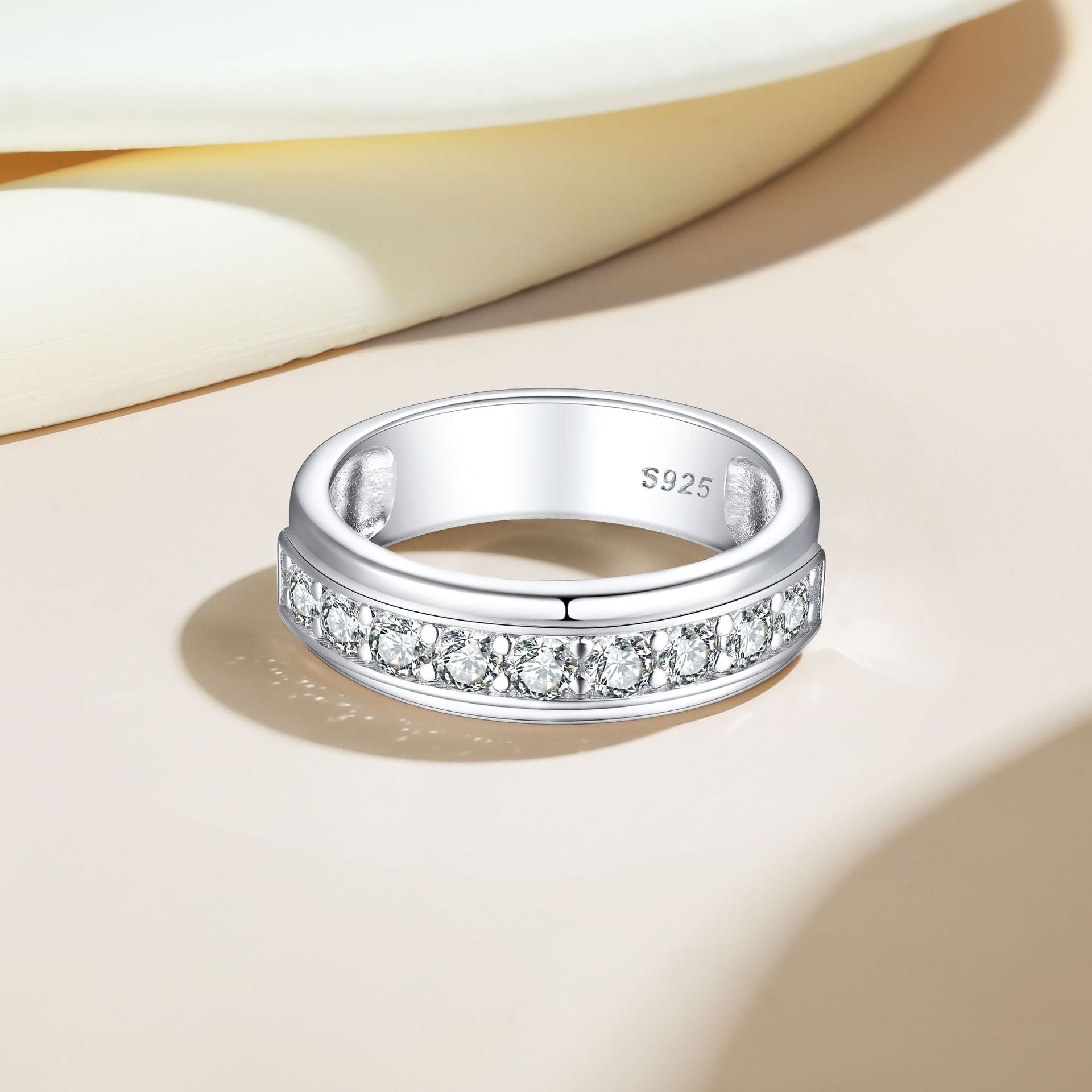 Anillo Ancho Unisex en Plata 925 con Circonitas – Look Llamativo