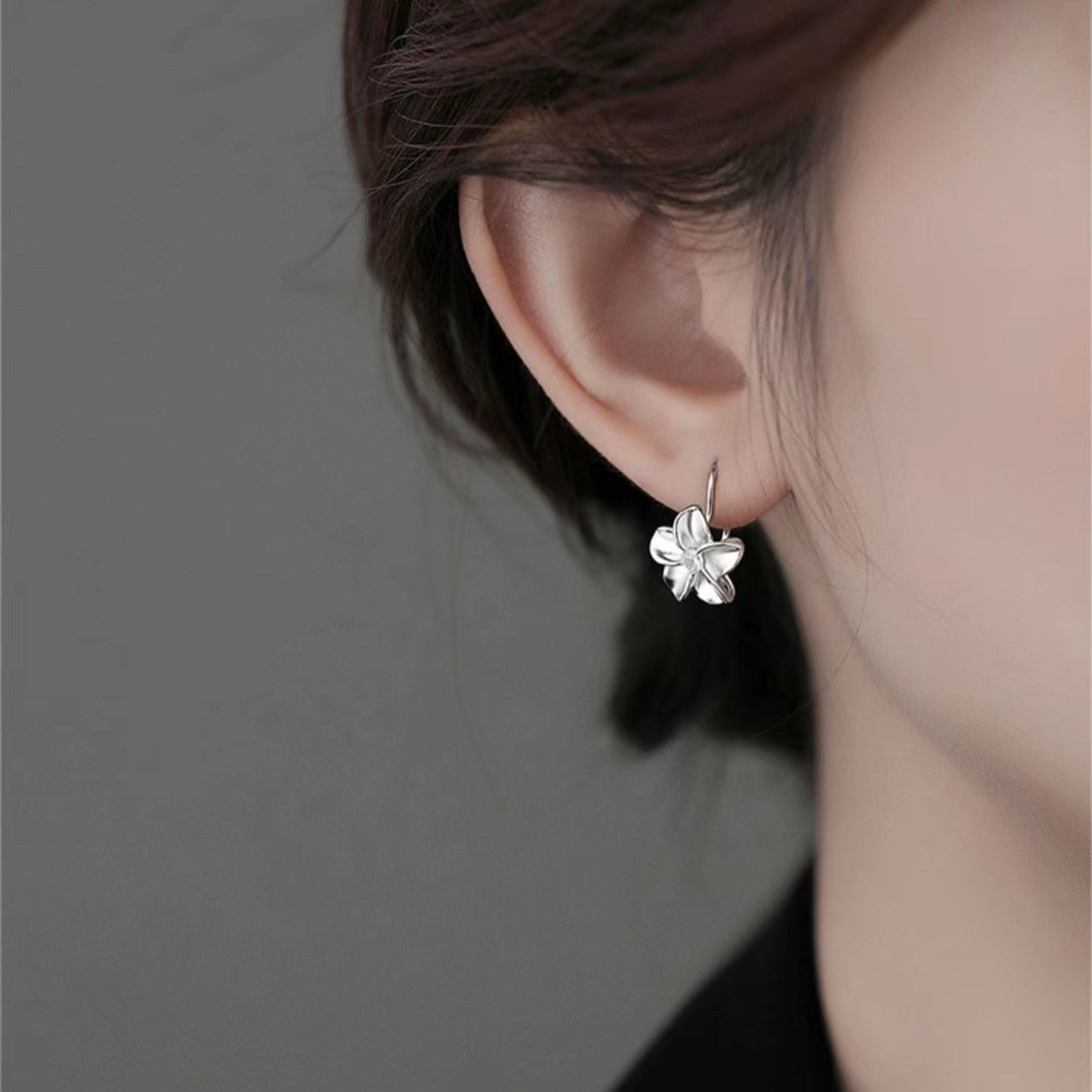 Aretes pequeños de Flor en Plata 999 con Zirconia – Elegancia para Cualquier Ocasión