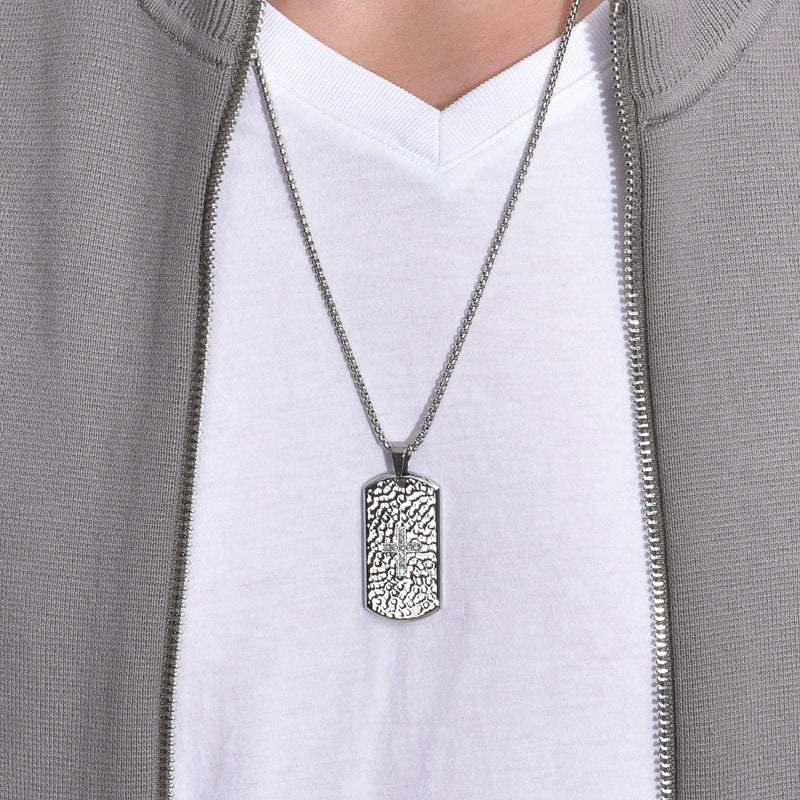 Cadena para Hombre con Placa Militar y Cruz de Zirconias – Acero Inoxidable